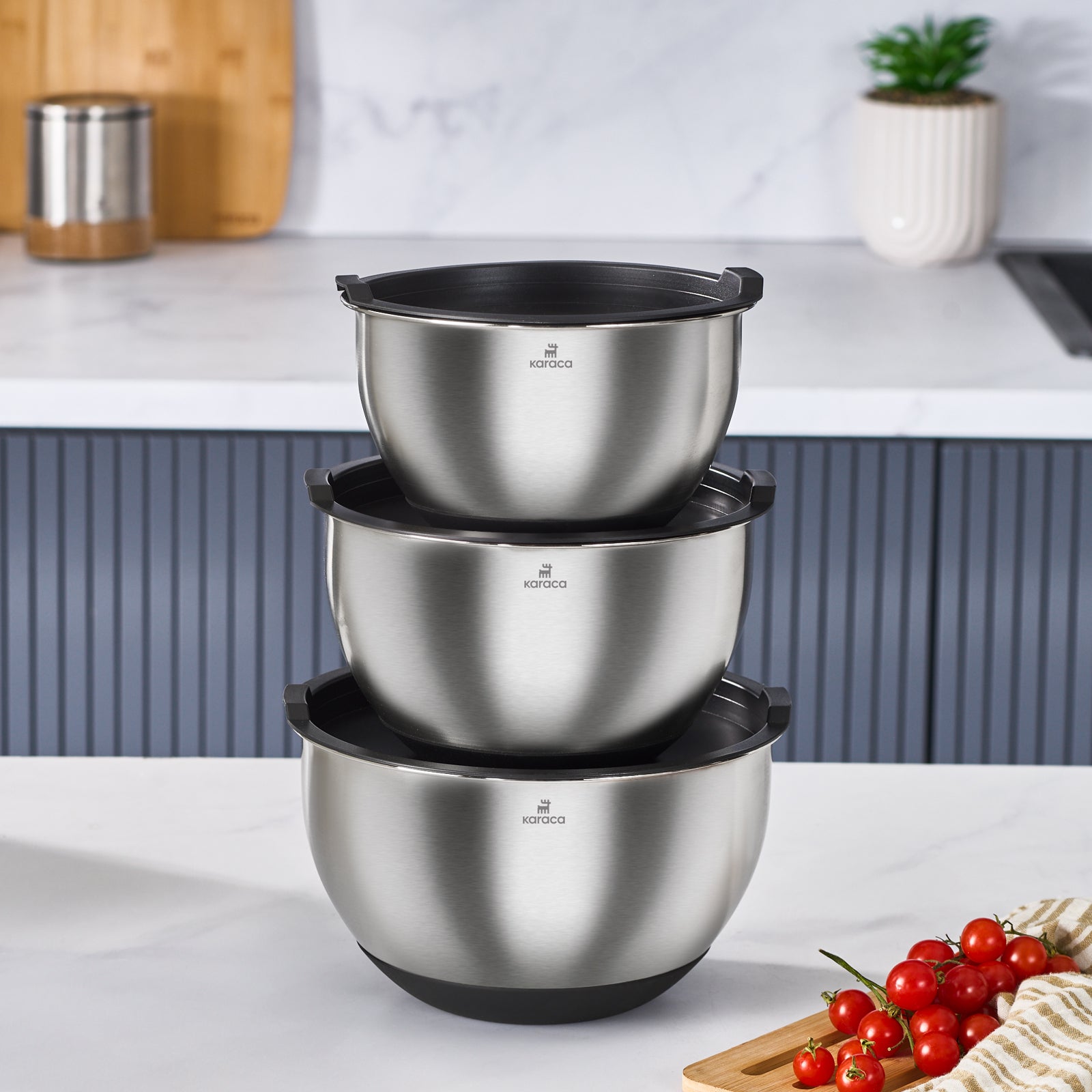 Tupperware 26 Cup Large Fix N Mix Bowl in Daisy Purple with Matching